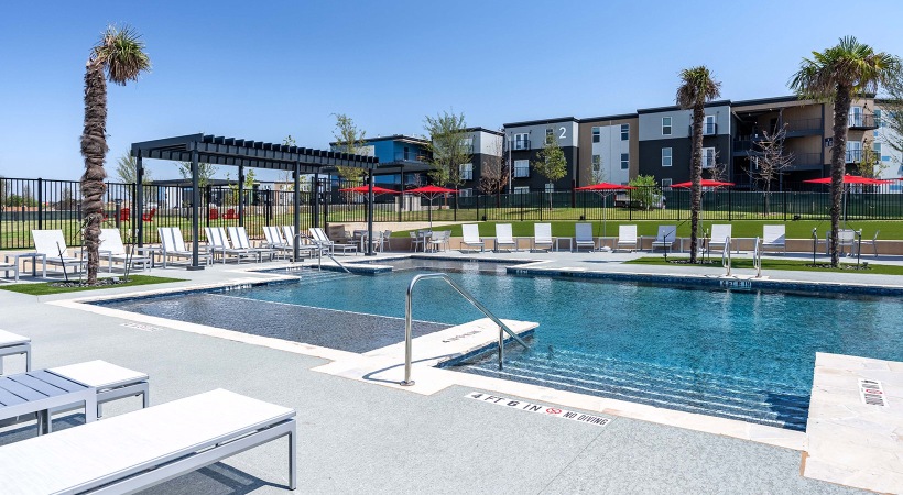 Resort-style swimming pool Pool